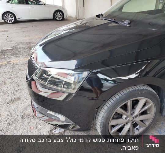 חזית רכב שחור עם פנס קדמי וגלגל